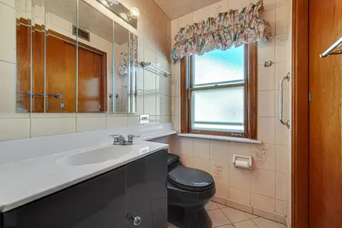 Bath - 9806 S Charles St, Chicago, IL 60643 photo 1 of 2