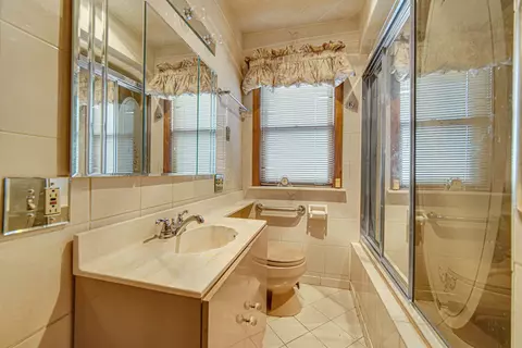 Bath - 9806 S Charles St, Chicago, IL 60643 photo 2 of 2