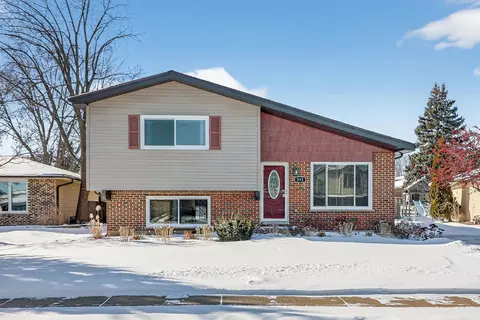 992 Navajo St, Carol Stream, IL 60188