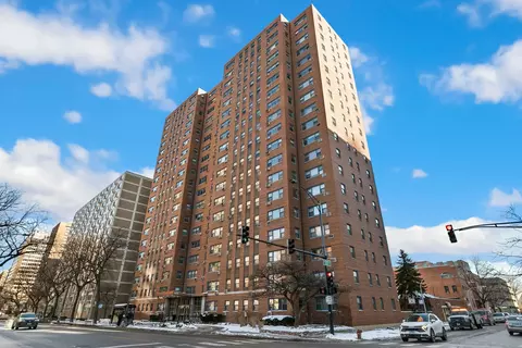 2909 N Sheridan Rd #802, Chicago, IL 60657