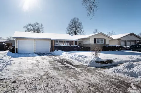 621 Clearmont Dr, Elk Grove Village, IL 60007