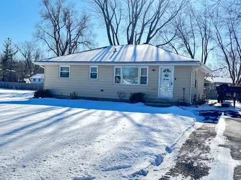 2001 Burr Oak Ln, Lindenhurst, IL 60046