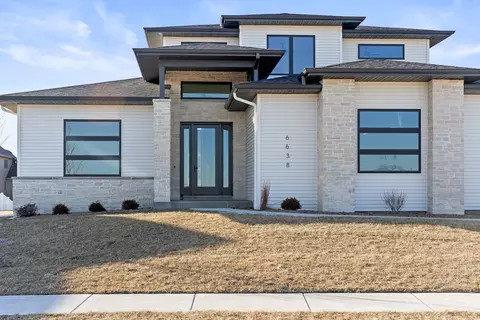 6638 Pelican St, Bettendorf, IA 52722