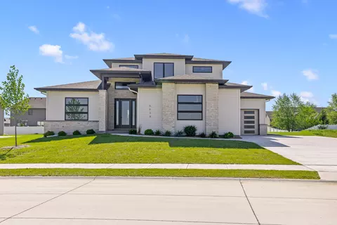 6638 Pelican St, Bettendorf, IA 52722