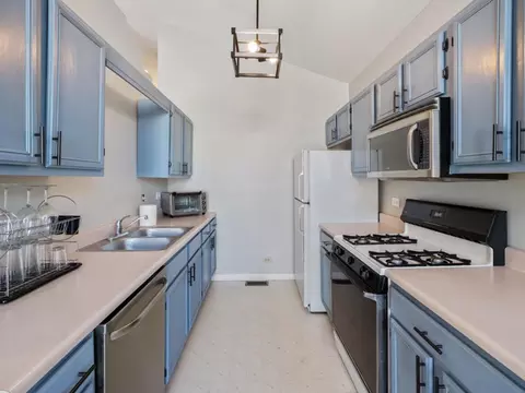 Kitchen - 304 Nautical Way #D, Elgin, IL 60123 photo 1 of 2