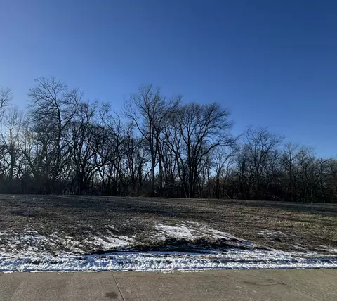 318 Mason Dr, Riverdale, IA 52722