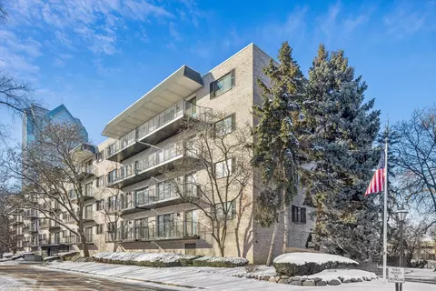 1 S150 Spring Rd #2I, Oakbrook Terrace, IL 60181