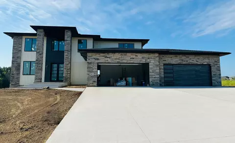 24013 185th St, Bettendorf, IA 52722