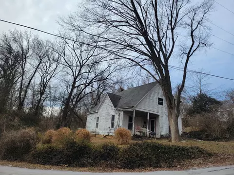 627 E High St S, Anna, IL 62906 photo 4