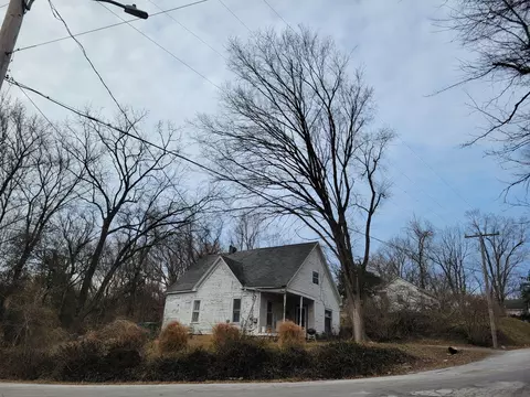 627 E High St S, Anna, IL 62906 photo 3
