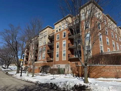 190 W Johnson St #305, Palatine, IL 60067