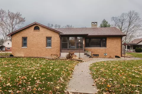 817 8th St, Lacon, IL 61540