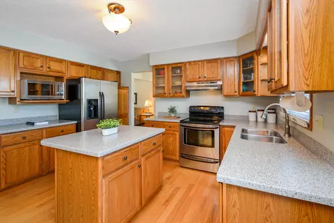 Kitchen - 10 Cameron Ct, Bloomington, IL 61704 photo 2 of 15