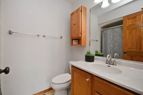 Bath - 10 Cameron Ct, Bloomington, IL 61704 photo 4 of 7