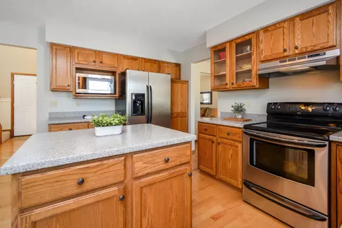 Kitchen - 10 Cameron Ct, Bloomington, IL 61704 photo 9 of 15