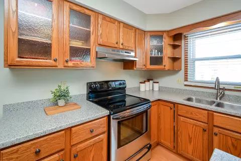 Kitchen - 10 Cameron Ct, Bloomington, IL 61704 photo 12 of 15