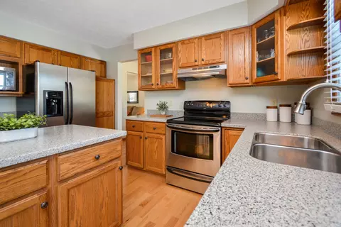 Kitchen - 10 Cameron Ct, Bloomington, IL 61704 photo 4 of 15