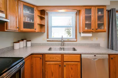 Kitchen - 10 Cameron Ct, Bloomington, IL 61704 photo 11 of 15