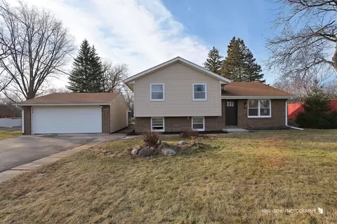 1070 Belle Plaine Ave, Gurnee, IL 60031