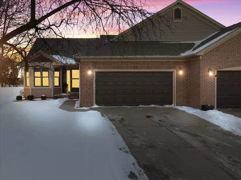 11 Spruce Ct, Bloomington, IL 61704