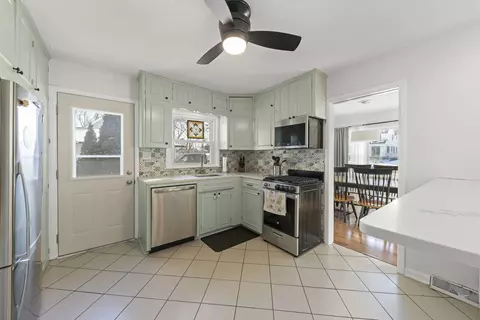 Kitchen - 425 Wakeman Ave, Wheaton, IL 60187 photo 2 of 4