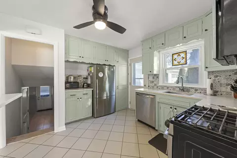 Kitchen - 425 Wakeman Ave, Wheaton, IL 60187 photo 1 of 4