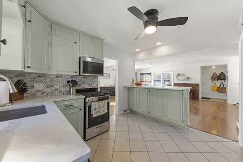 Kitchen - 425 Wakeman Ave, Wheaton, IL 60187 photo 3 of 4