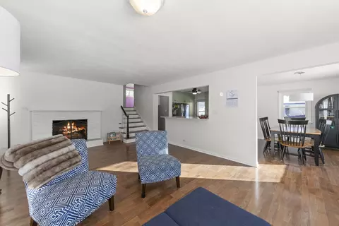 Living - 425 Wakeman Ave, Wheaton, IL 60187 photo 2 of 3