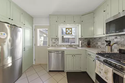 Kitchen - 425 Wakeman Ave, Wheaton, IL 60187 photo 4 of 4