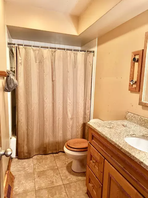 Bath - 947 Maple Ln, Bartlett, IL 60103 photo 1 of 1