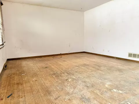 Living - 947 Maple Ln, Bartlett, IL 60103 photo 2 of 6