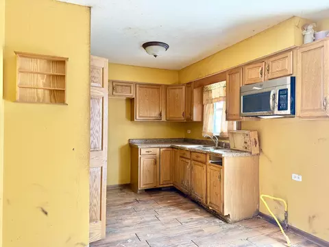 Kitchen - 947 Maple Ln, Bartlett, IL 60103 photo 1 of 2