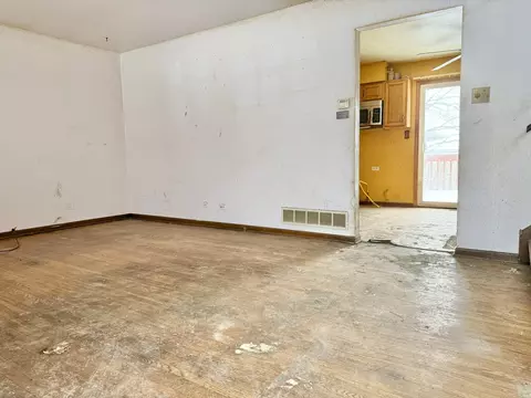 Living - 947 Maple Ln, Bartlett, IL 60103 photo 3 of 6