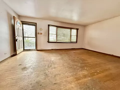 Living - 947 Maple Ln, Bartlett, IL 60103 photo 1 of 6