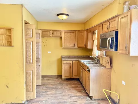 Kitchen - 947 Maple Ln, Bartlett, IL 60103 photo 2 of 2