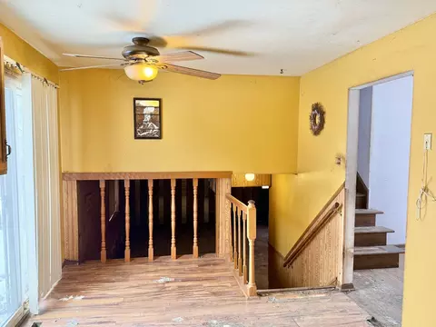 Living - 947 Maple Ln, Bartlett, IL 60103 photo 4 of 6