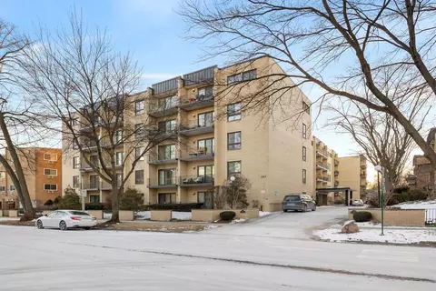 221 N Kenilworth Ave #208, Oak Park, IL 60302