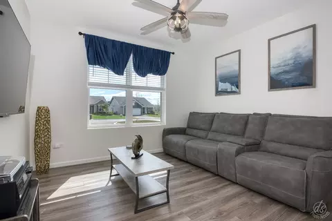 Living - 824 Spring Dr, Lindenhurst, IL 60046 photo 2 of 2