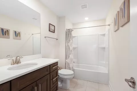 Bath - 3579 Emerald Rd, Elgin, IL 60124 photo 4 of 5