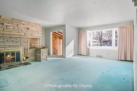Living - 995 Justine Dr, Kankakee, IL 60901 photo 3 of 5