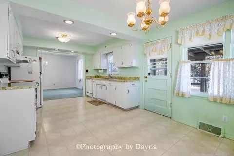 Kitchen - 995 Justine Dr, Kankakee, IL 60901 photo 3 of 6