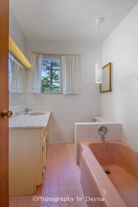 Bath - 995 Justine Dr, Kankakee, IL 60901 photo 1 of 6