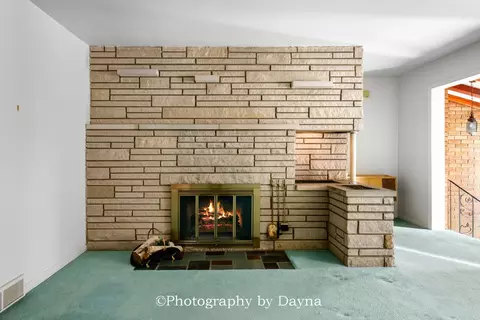 Living - 995 Justine Dr, Kankakee, IL 60901 photo 1 of 5