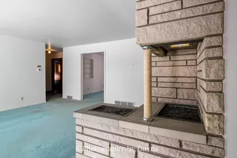 Living - 995 Justine Dr, Kankakee, IL 60901 photo 4 of 5