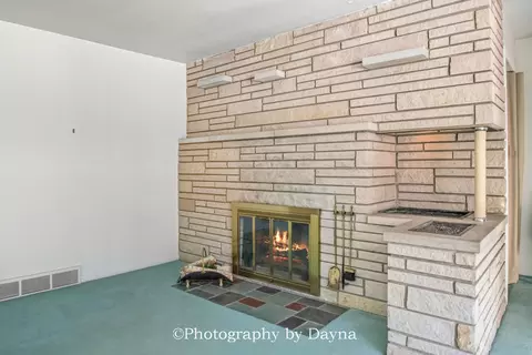 Living - 995 Justine Dr, Kankakee, IL 60901 photo 2 of 5