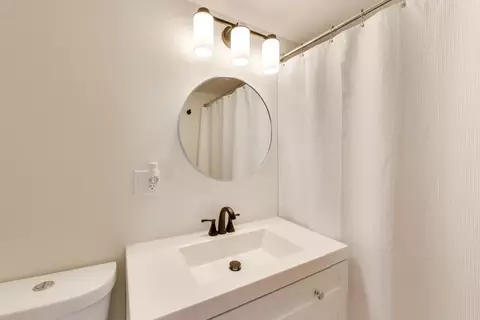 Bath - 3345 Kirchoff Rd #5C, Rolling Meadows, IL 60008 photo 2 of 2