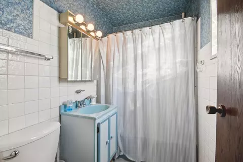 Bath - 15519 Ellis Ave, Dolton, IL 60419 photo 1 of 2