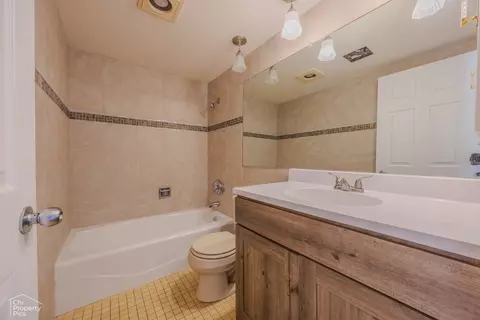 Bath - 2017 W Oakleaf Dr, Mchenry, IL 60051 photo 1 of 3
