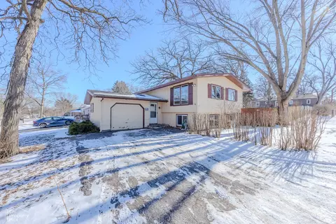 2017 W Oakleaf Dr, Mchenry, IL 60051