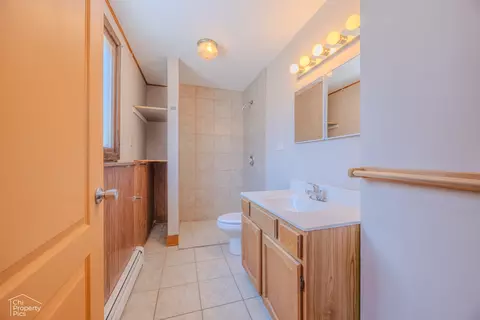 Bath - 2017 W Oakleaf Dr, Mchenry, IL 60051 photo 2 of 3